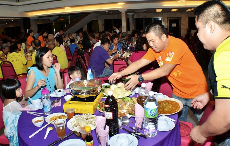 CK in serving dishes during fund raising for Nepal earthquake disaster at Tow Boo Keong Hall, Ipoh on 18 July 2015